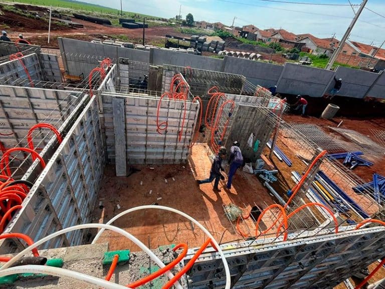 canteiro com obra parede de concreto